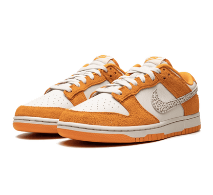 Nike Dunk Low Safari Swoosh Kumquat Paar Seitlich Vorne