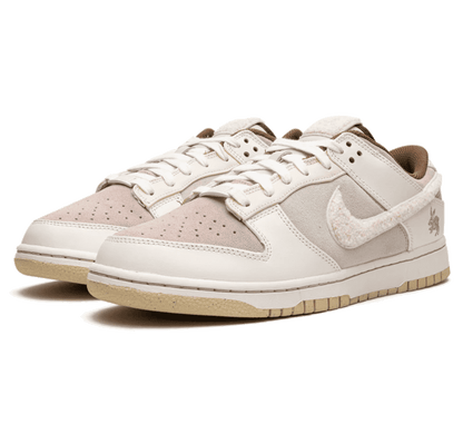 Nike Dunk Low Year Of The Rabbit Seitenansicht mit Swoosh
