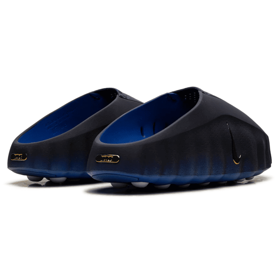 Nike Mind 001 Blackened Blue Paar hinten mit gepolsterter Fersenkonstruktion und Nike Branding
