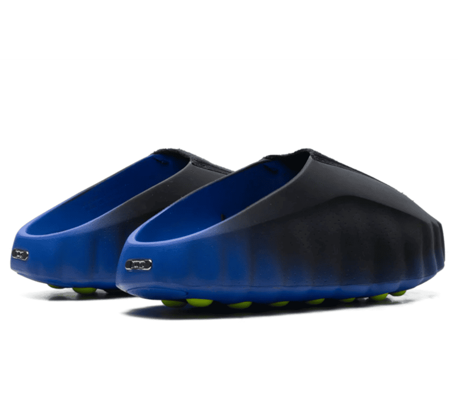 Nike Mind 001 Flyknit Hyper Royal Paar hinten mit schwarzer Fersenpartie und blauem Flyknit Upper
