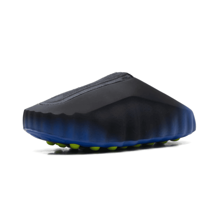Nike Mind 001 Flyknit Hyper Royal einzelner Schuh seitlich mit strukturiertem Flyknit Obermaterial und Nike Swoosh