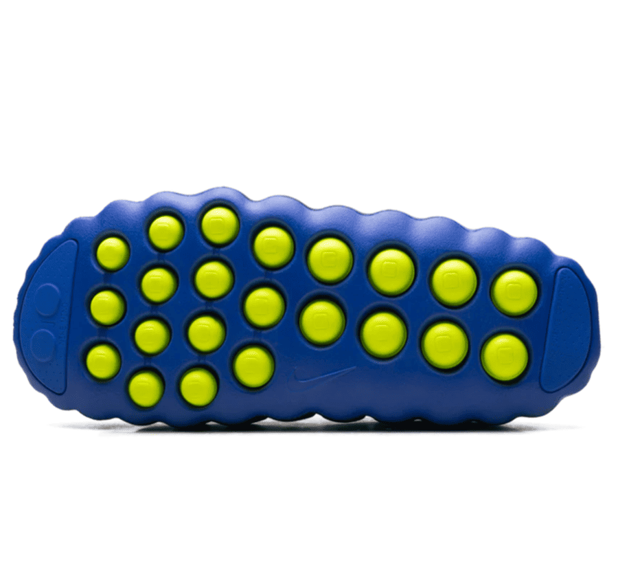 Nike Mind 001 Flyknit Hyper Royal Outsole unten mit 22 Volt Sensor-Nodes und markanter wellenförmiger Außensohle