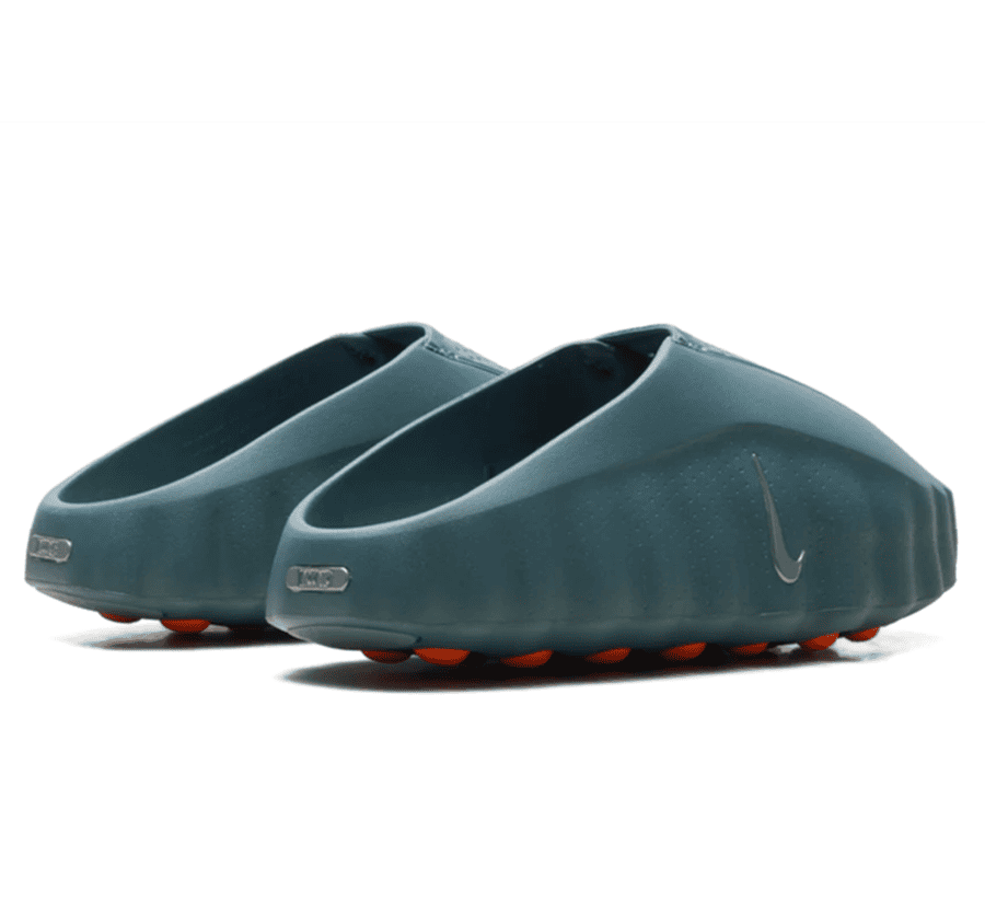 Nike Mind 001 Mineral Slate Paar hinten mit gepolsterter Fersenkonstruktion und dezentem Nike Branding