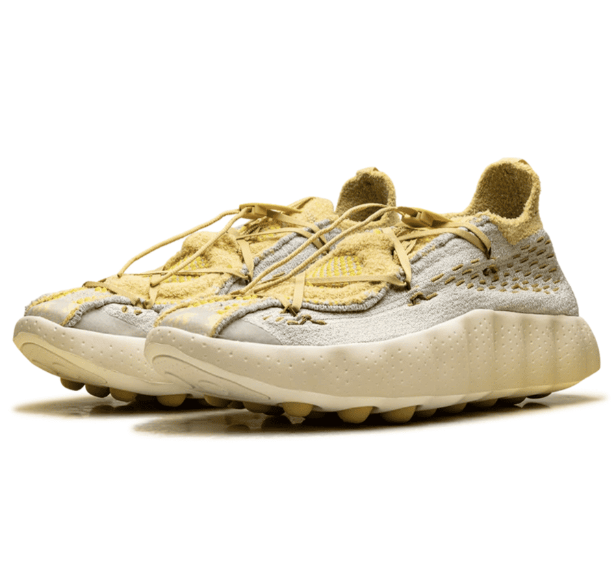 Nike Mind 002 Flyknit Light Bone Saturn Gold IR2176-003 seitliche Ansicht mit strukturiertem Flyknit-Obermaterial