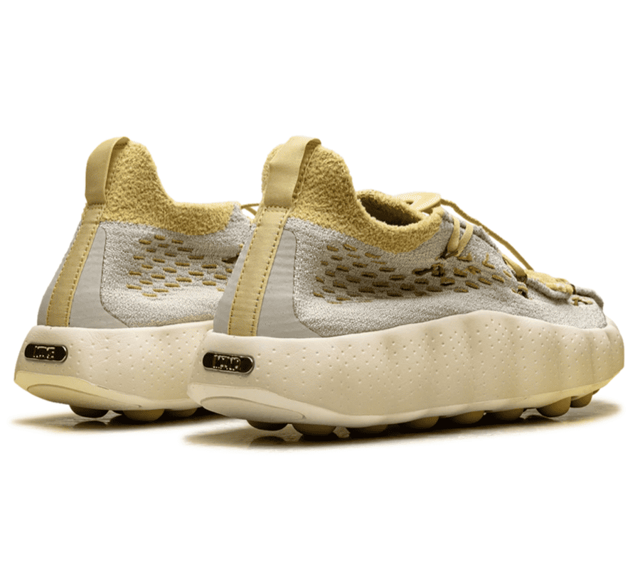 Nike Mind 002 Flyknit Light Bone Saturn Gold IR2176-003 Sneaker Paar von hinten mit goldfarbenen Details