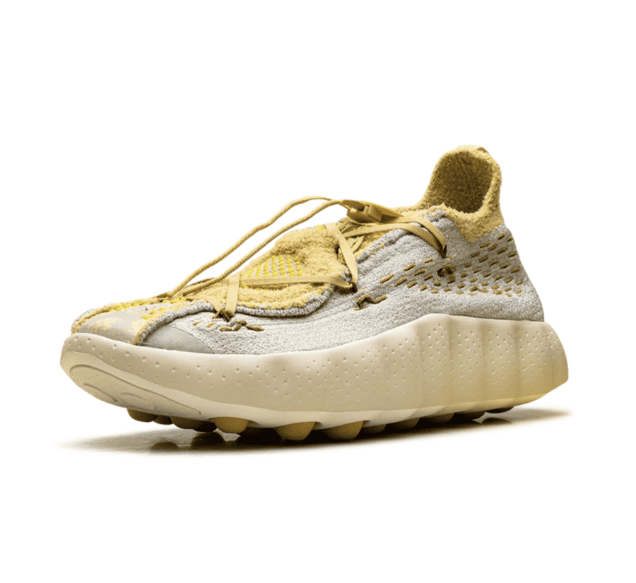 Nike Mind 002 Flyknit Light Bone Saturn Gold IR2176-003 einzelner Sneaker seitlich mit innovativer Mind-Sohle