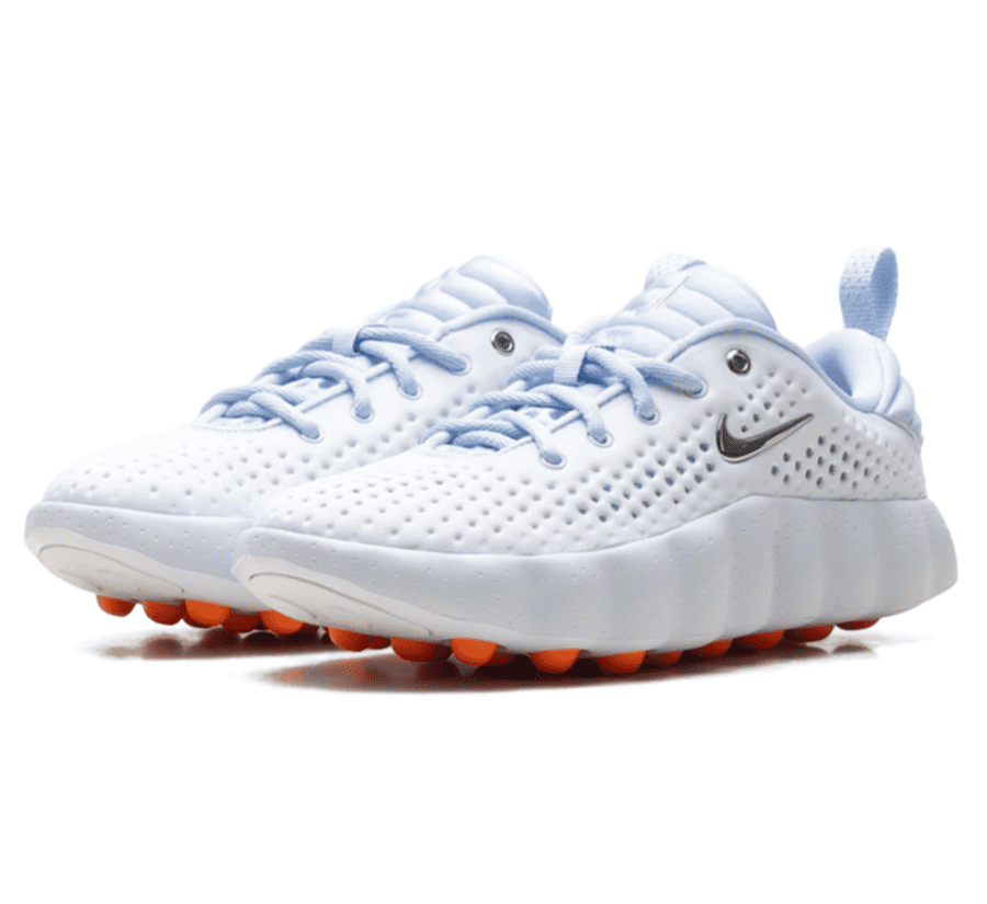 Nike Mind 002 Football Grey Damen Seitenansicht mit Football Grey Obermaterial Hydrogen Blue Schnürsenkeln und futuristischer Silhouette