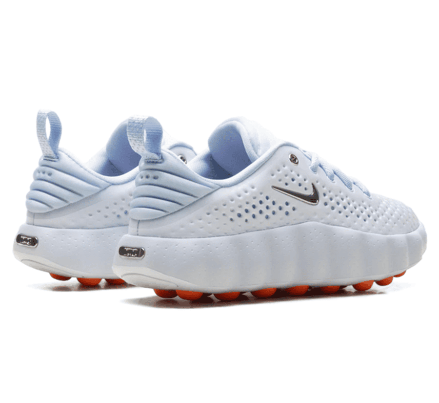 Nike Mind 002 Football Grey Damen Paar hinten mit Hydrogen Blue Fersenbereich und geformter Schaumstoffsohle