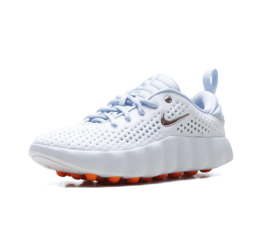 Nike Mind 002 Football Grey Damen einzelner Schuh seitlich mit perforiertem Upper Nike Swoosh und futuristischer Mittelsohle