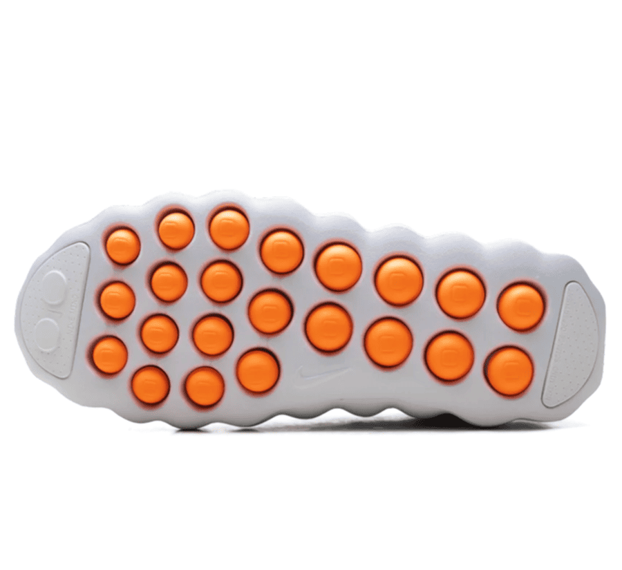 Nike Mind 002 Football Grey Damen Outsole unten mit 22 Hyper Crimson Druckpunkten und Nike Mind Technologie