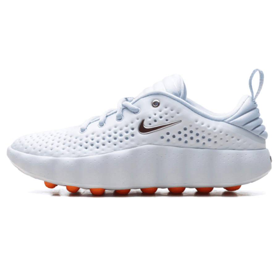 Nike Mind 002 Football Grey Damen Paar vorne Hauptbild Perspective mit hellgrauem perforiertem Upper und blauen Details