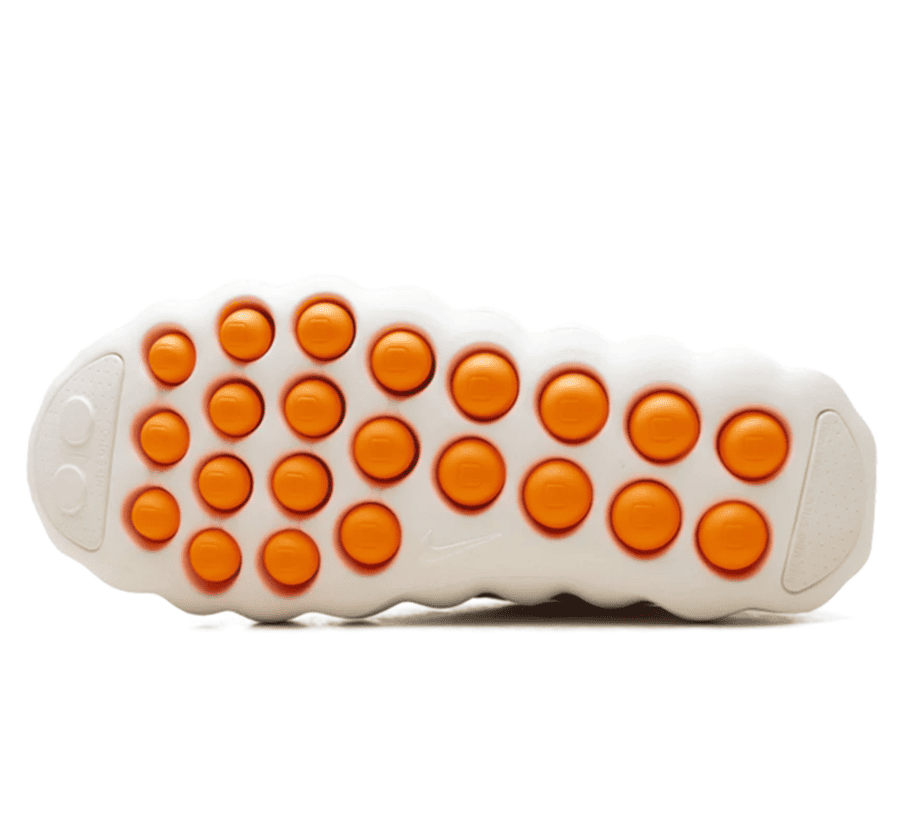 Nike Mind 002 Sail Damen Outsole unten mit 22 Hyper Crimson Druckpunkten und Nike Mind Technologie