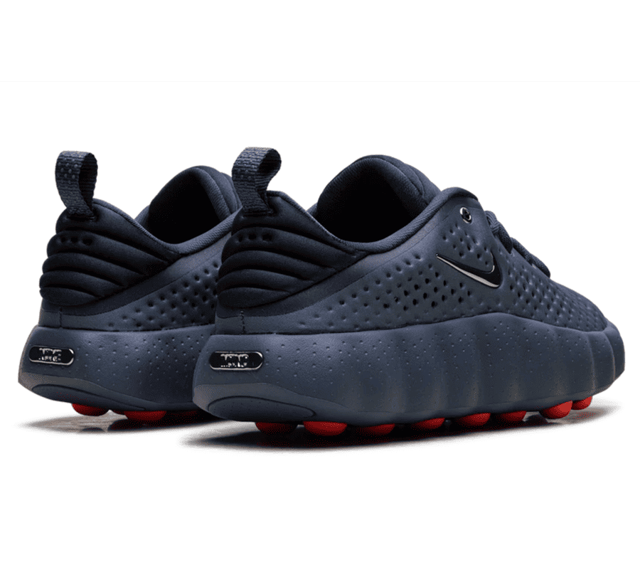 Nike Mind 002 Thunder Blue Chrome Paar hinten mit gepolsterter Ferse und Hyper Crimson Gummi-Pods