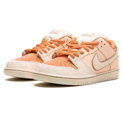 Nike SB Dunk Low Jardins du Trocadéro - orangener Sneaker