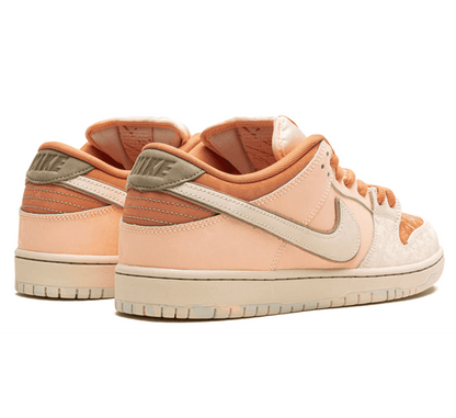 Nike SB Dunk Low Jardins du Trocadéro - orangener Sneaker
