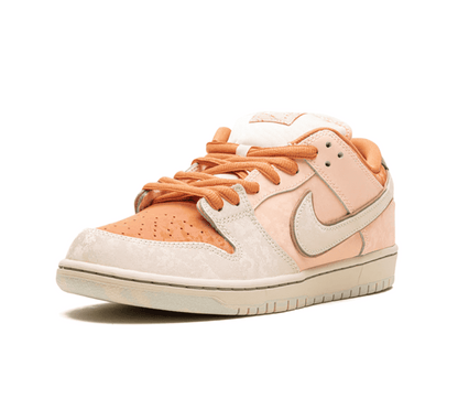 Nike SB Dunk Low Jardins du Trocadéro - orangener Sneaker
