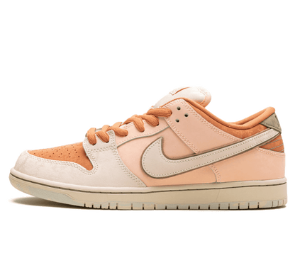 Nike SB Dunk Low Jardins du Trocadéro - orangener Sneaker