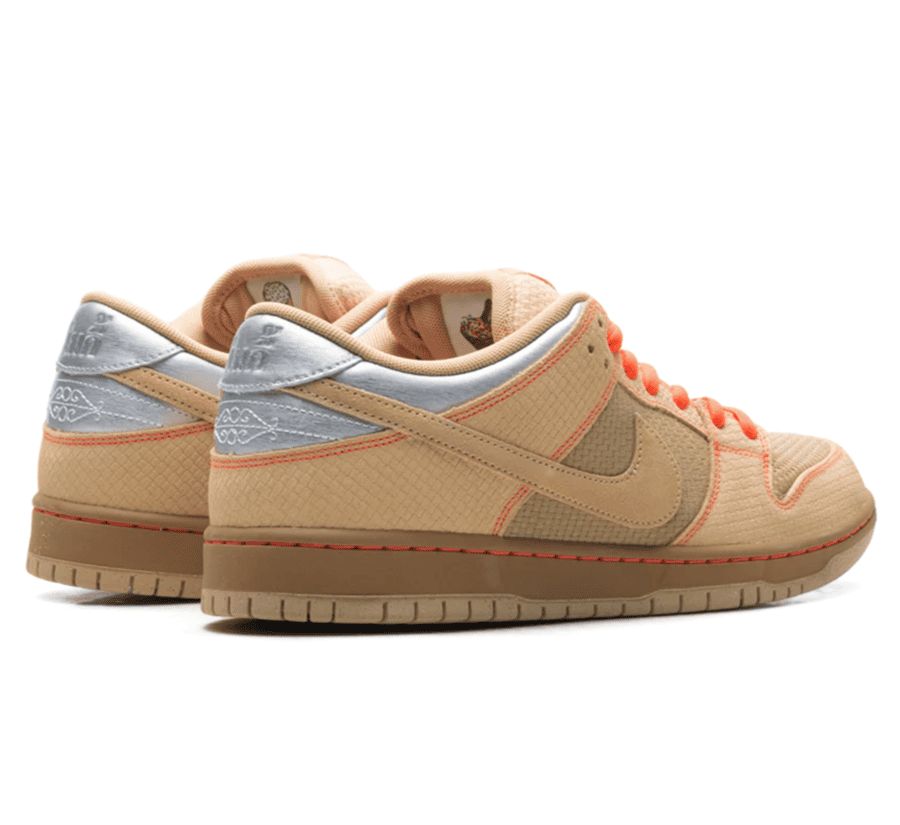 Nike SB Dunk Low Pro Som Tum IB6206-701 Paar hinten mit hochwertigen Naturmaterialien