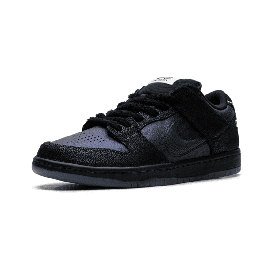 Nike SB Dunk Low x Bluetile Skateboards IQ1323-001 einzelner Schuh seitlich mit schwarzem Leder und blauem Nike Swoosh