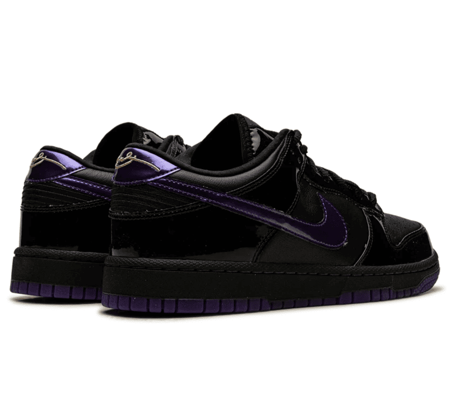 Nike Dunk Low Protro Kobe Bryant FC Barcelona Black Field Purple IV7508-001 Paar von hinten mit Kobe-Signatur