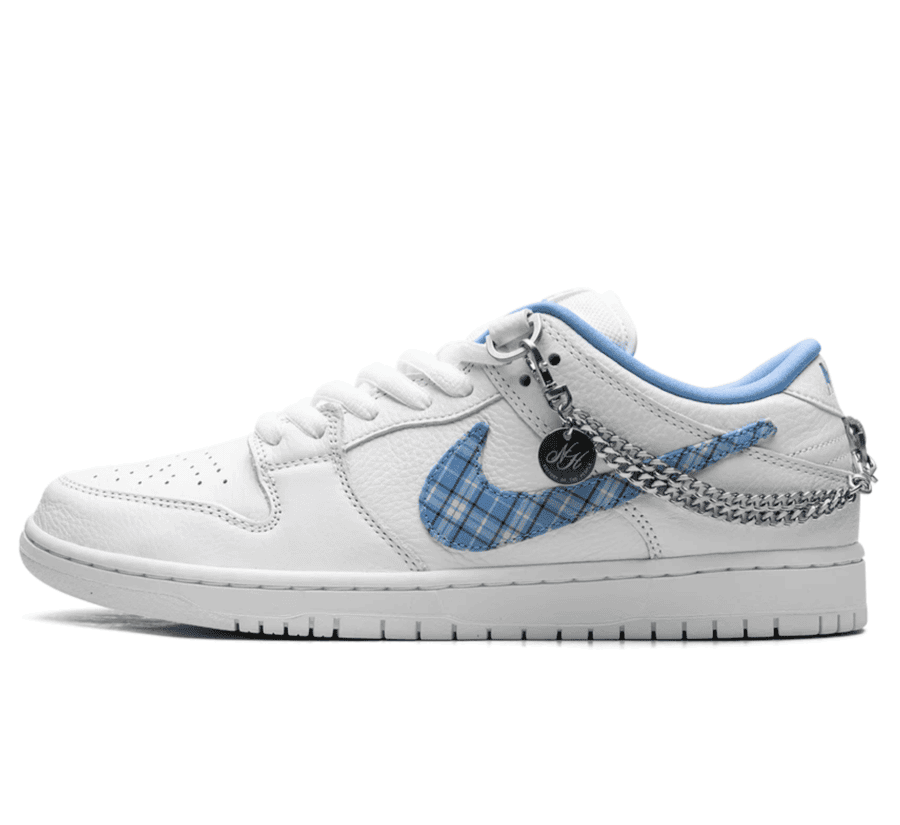 Nike SB Dunk Low x Nicole Hause White University Blue FZ8802-100 Sneaker Paar von vorne in Weiß und Hellblau