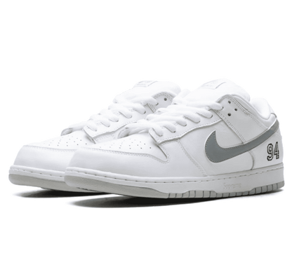Nike SB Dunk Low x Supreme ＂94 White Metallic Silver＂ - weiß silberner Sneaker