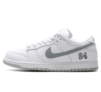 Nike SB Dunk Low x Supreme ＂94 White Metallic Silver＂ - weiß silberner Sneaker