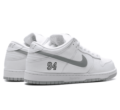 Nike SB Dunk Low x Supreme ＂94 White Metallic Silver＂ - weiß silberner Sneaker