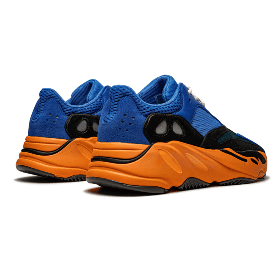 Yeezy Boost 700 Bright Blue - blau orangener Sneaker