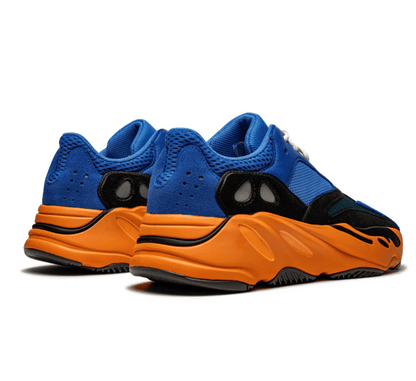 Yeezy Boost 700 Bright Blue - blau orangener Sneaker