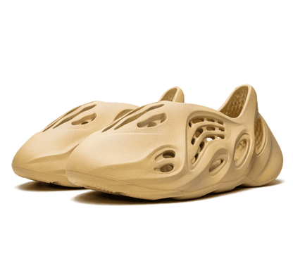 Yeezy Foam RNNR Desert Sand - gelber Sneaker