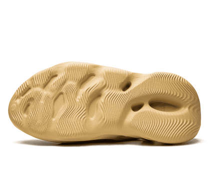 Yeezy Foam RNNR Desert Sand - gelber Sneaker
