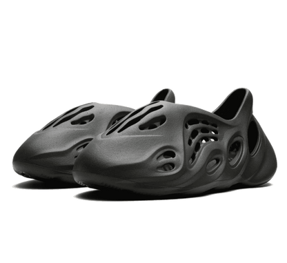 Yeezy Foam RNNR Carbon - schwarz grauer Sneaker